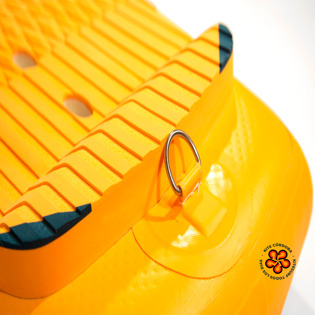 Una tabla ROCKET AIR en acción, deslizándose sobre las olas con gracia y potencia. Su diseño aerodinámico y materiales de alta calidad la convierten en la elección perfecta para cualquier deporte acuático.