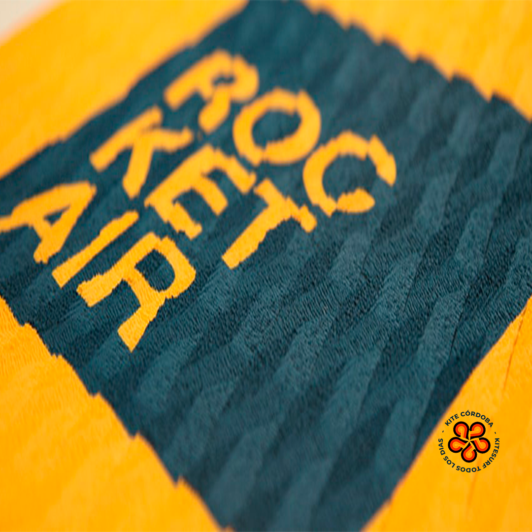 Una tabla ROCKET AIR en acción, deslizándose sobre las olas con gracia y potencia. Su diseño aerodinámico y materiales de alta calidad la convierten en la elección perfecta para cualquier deporte acuático.