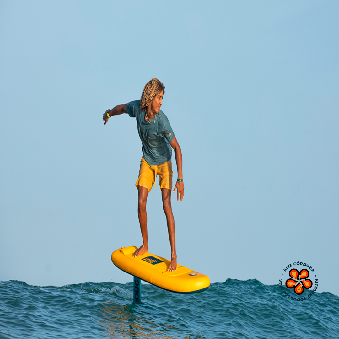 Una tabla ROCKET AIR en acción, deslizándose sobre las olas con gracia y potencia. Su diseño aerodinámico y materiales de alta calidad la convierten en la elección perfecta para cualquier deporte acuático.