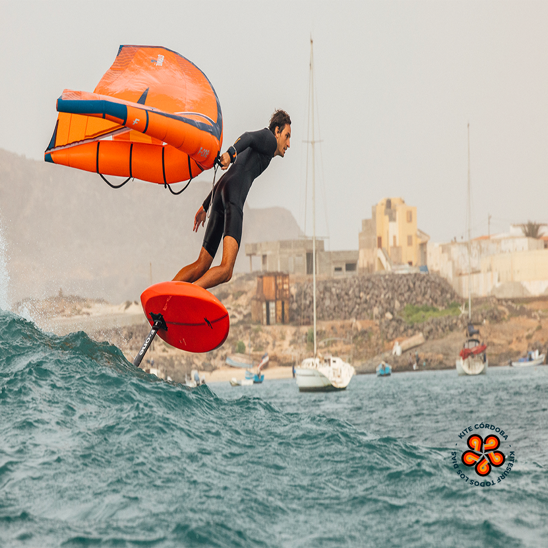 Tabla de wingfoil ROCKET WING-S con construcción Full Bamboo y plataforma Double Bamboo.