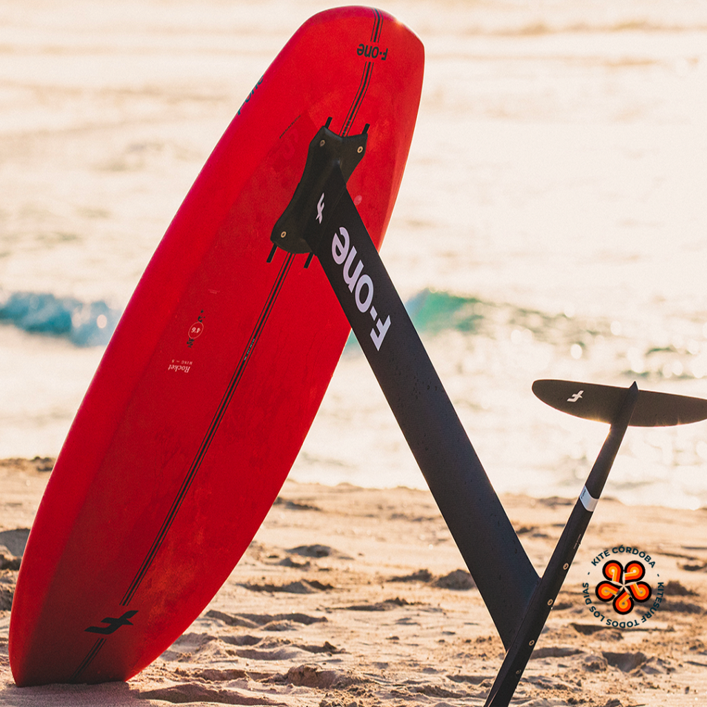 Tabla de wingfoil ROCKET WING-S con construcción Full Bamboo y plataforma Double Bamboo.