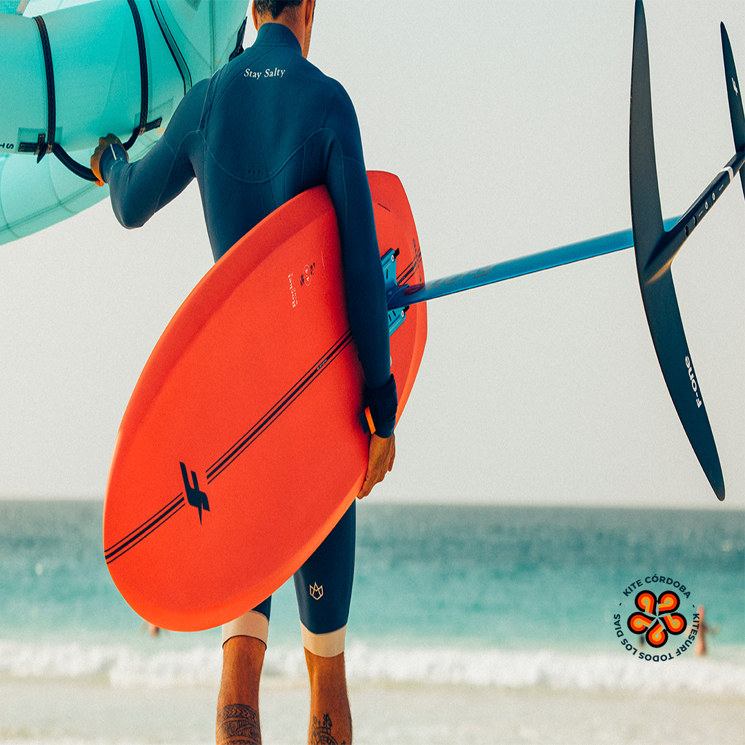 Tabla de wingfoil ROCKET WING-S con construcción Full Bamboo y plataforma Double Bamboo.