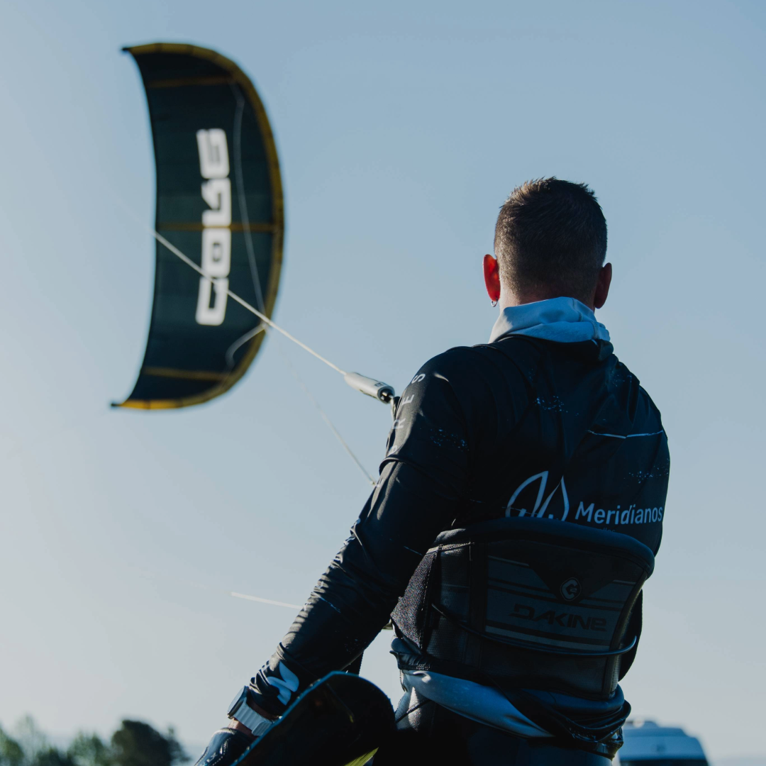 Vela de kitesurf para principiantes probándose en el agua en Córdoba