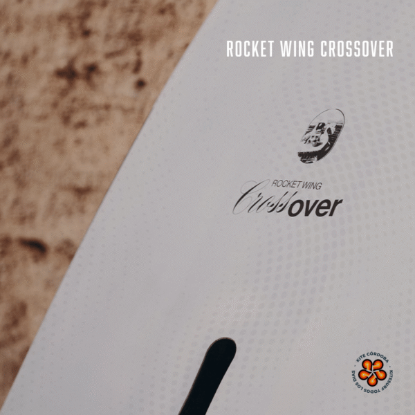 F-One Rocket Wing Crossover sobre el agua.