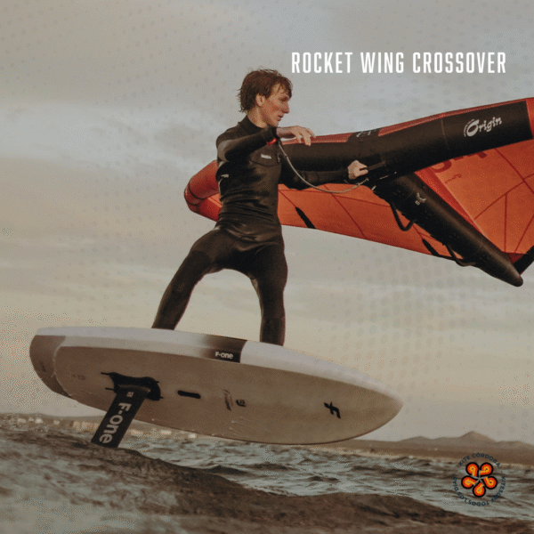 F-One Rocket Wing Crossover sobre el agua.