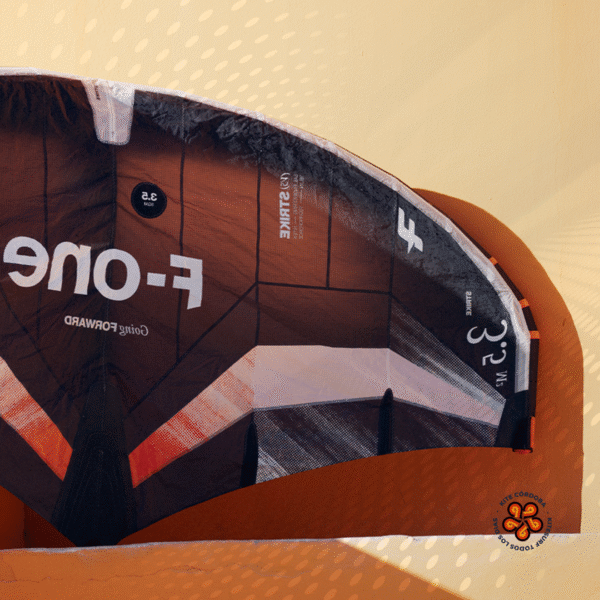 F-One STRIKE V5 con Sweep Control Panel en navegación freeride.