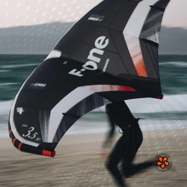 F-One STRIKE V5 con Sweep Control Panel en navegación freeride.