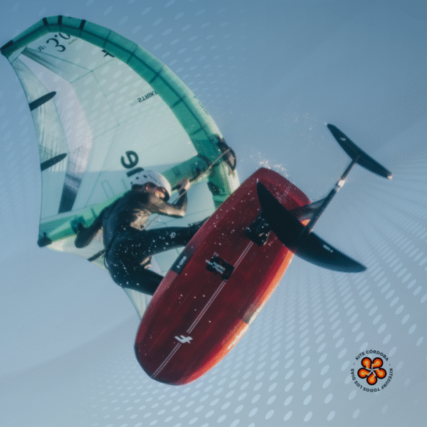 F-One STRIKE V5 con Sweep Control Panel en navegación freeride.