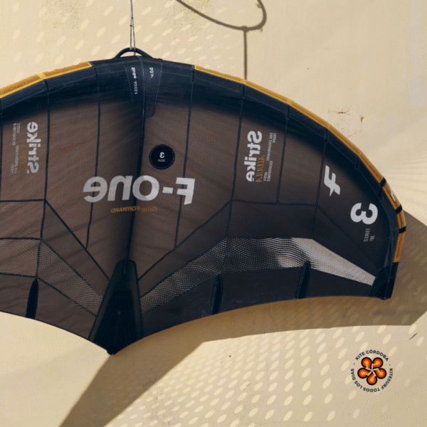 Detalle del tejido ALUULA y perfil estable de la STRIKE V5 en acción.